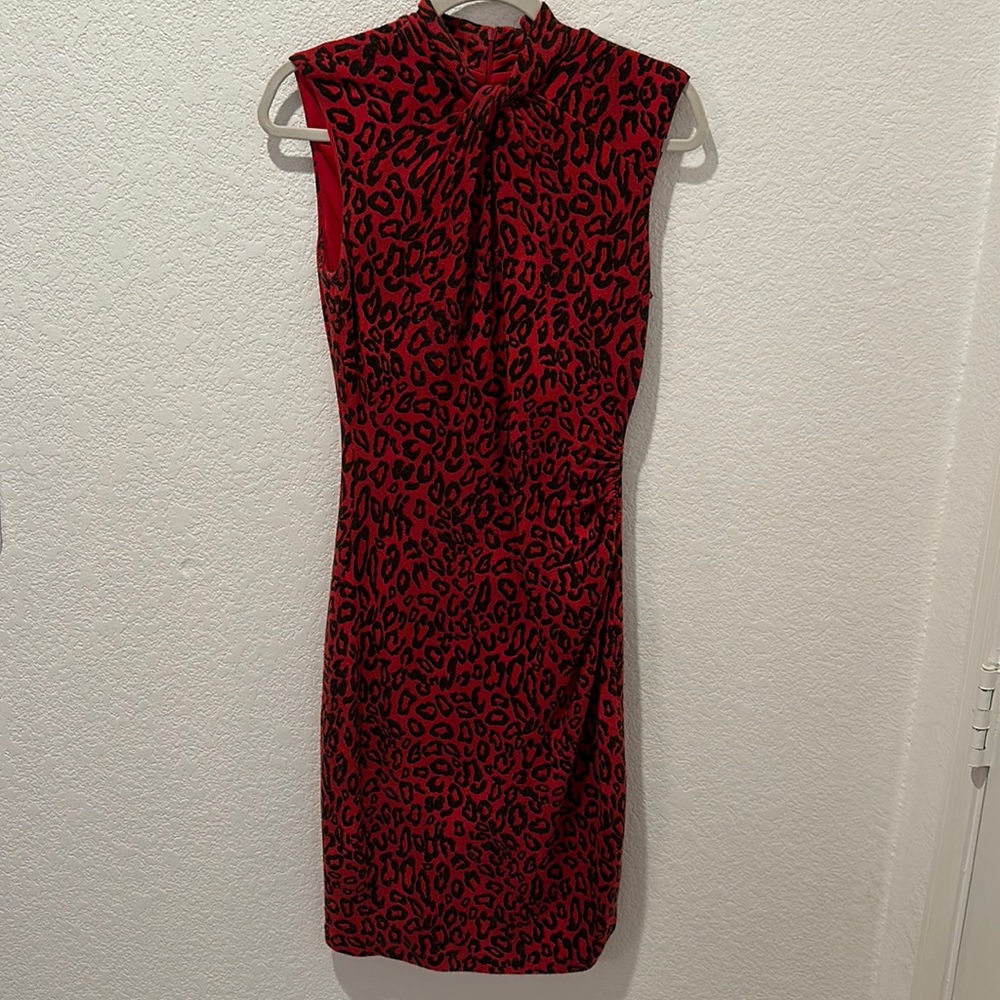 Cache size Large red and black leopard print sheath dress with rushing on side